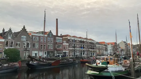 Zeilend woonschip Woonschip met vaste ligplaats — Rotterdam